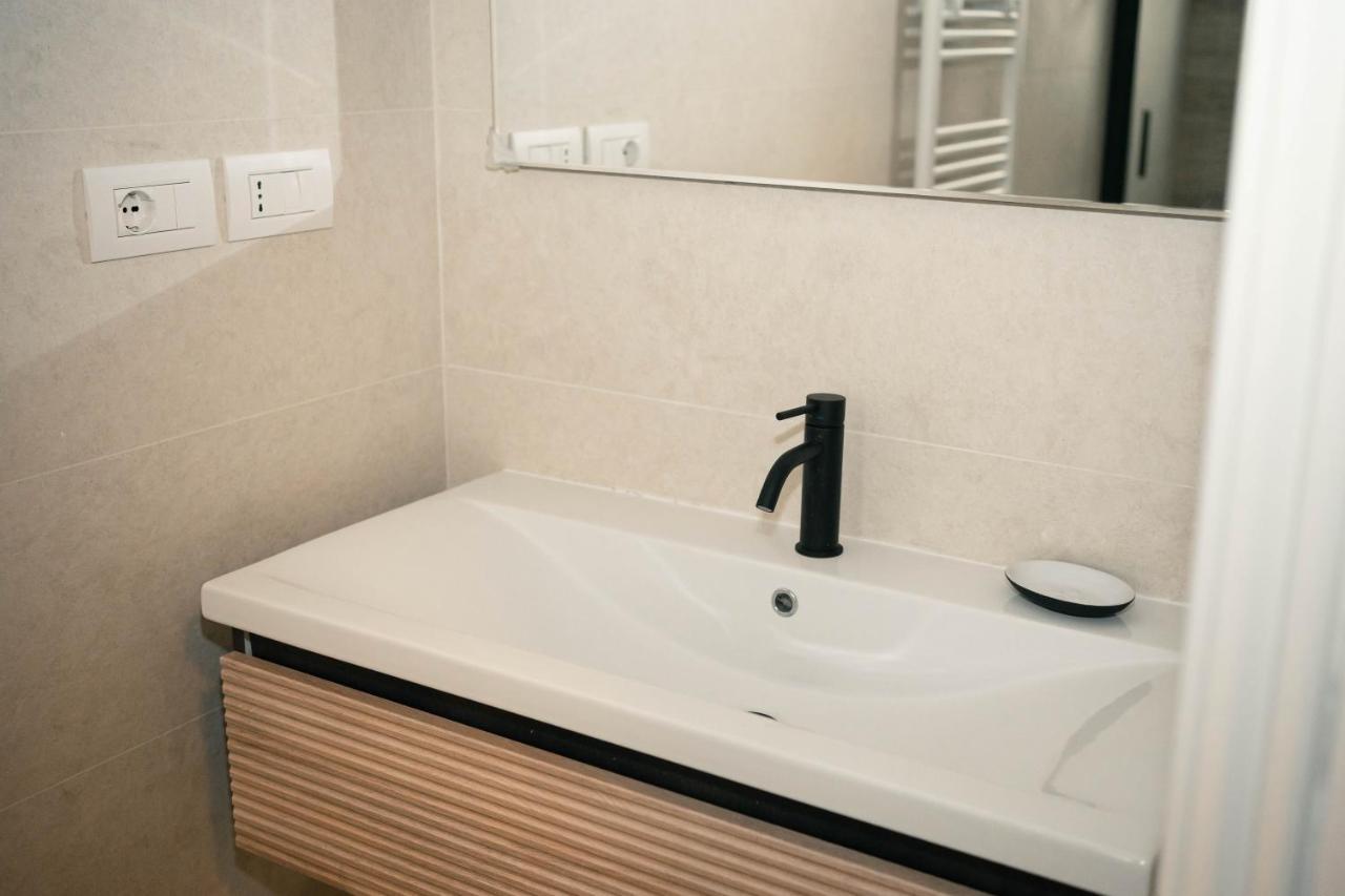Black Marble - Design Apartment บารี ภายนอก รูปภาพ