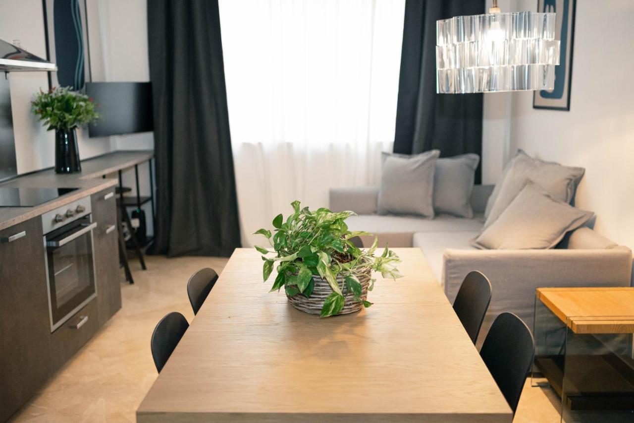 Black Marble - Design Apartment บารี ภายนอก รูปภาพ
