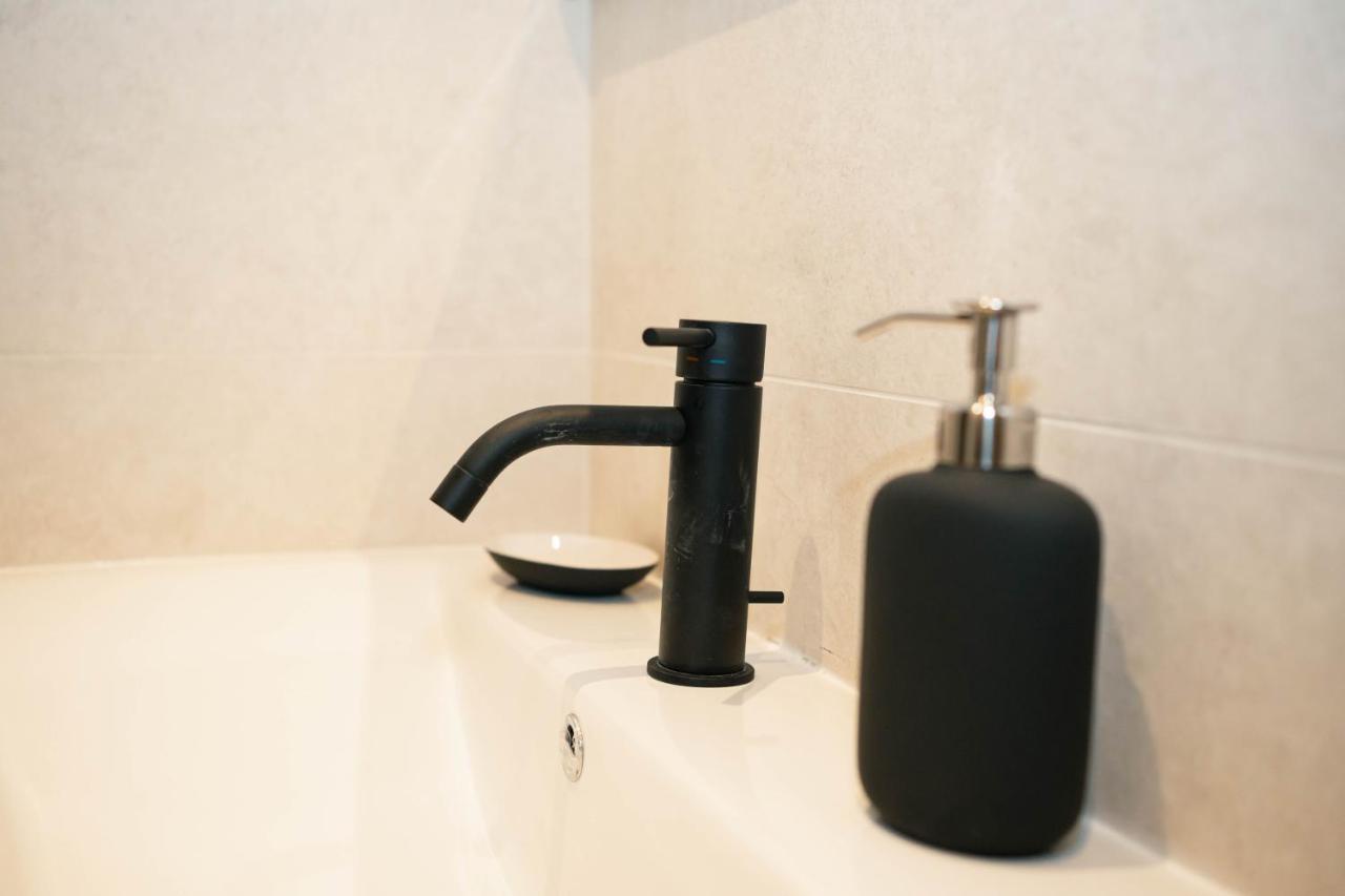 Black Marble - Design Apartment บารี ภายนอก รูปภาพ